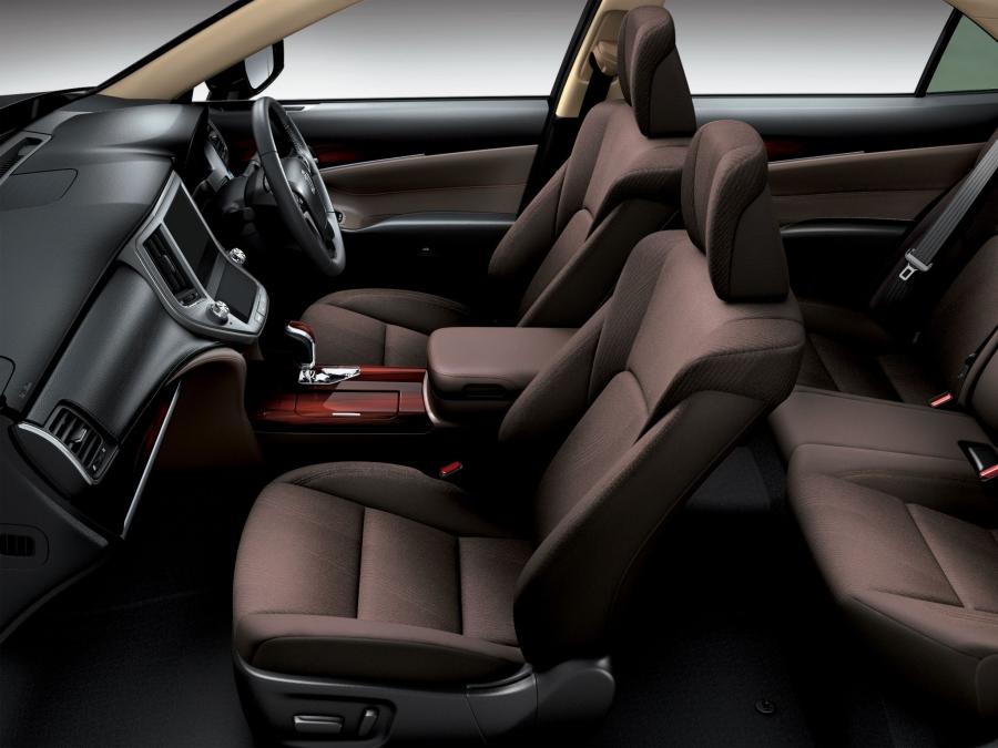 Интерьер Toyota Crown Hybrid Royal Saloon (S210) 2012 года  (фото 6 из 14)